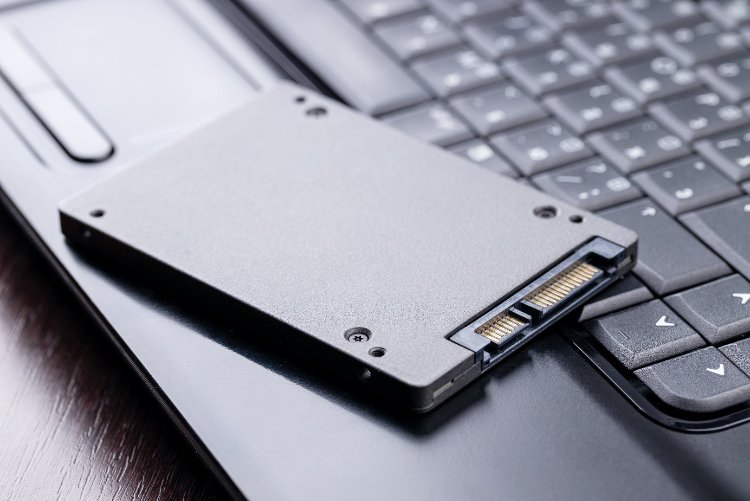 Nowy dysk SSD położony na laptopie – Komputery i akcesoria